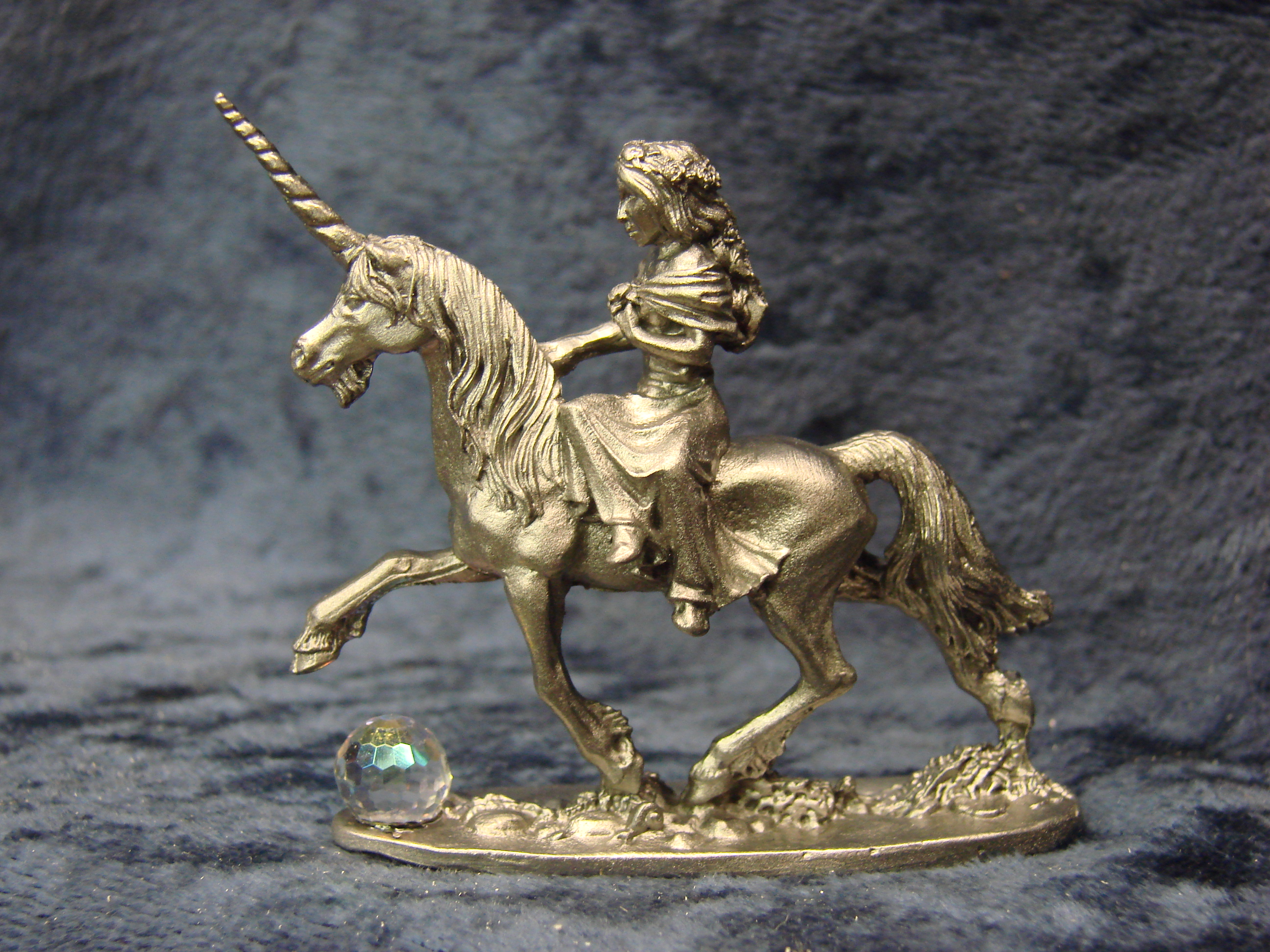 Pink gem on each side of collar with crystal ball Details about   Unicorn Pewter Figurine 